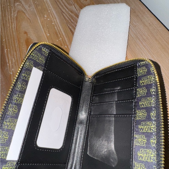 Disney Loungefly Star Wars Wallet Iconic Episode IV Luke and Leia NWT - Picture 3 of 3